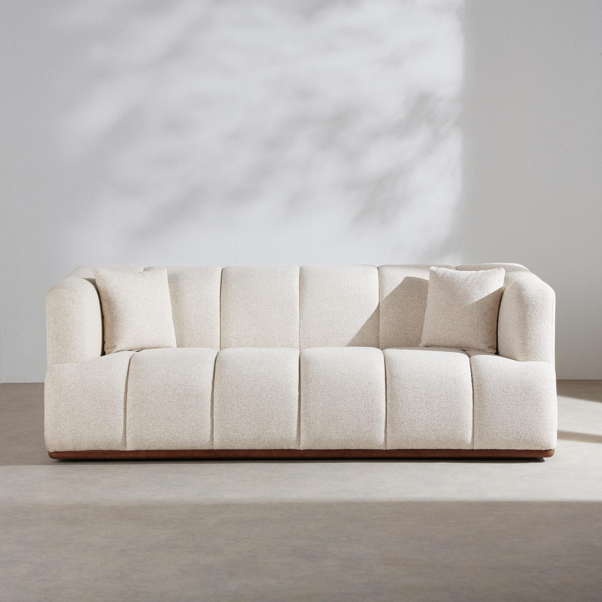 Canapé CLOUD 3 places en tissu tramé beige et bois de frêne coloris noyer - FILAO