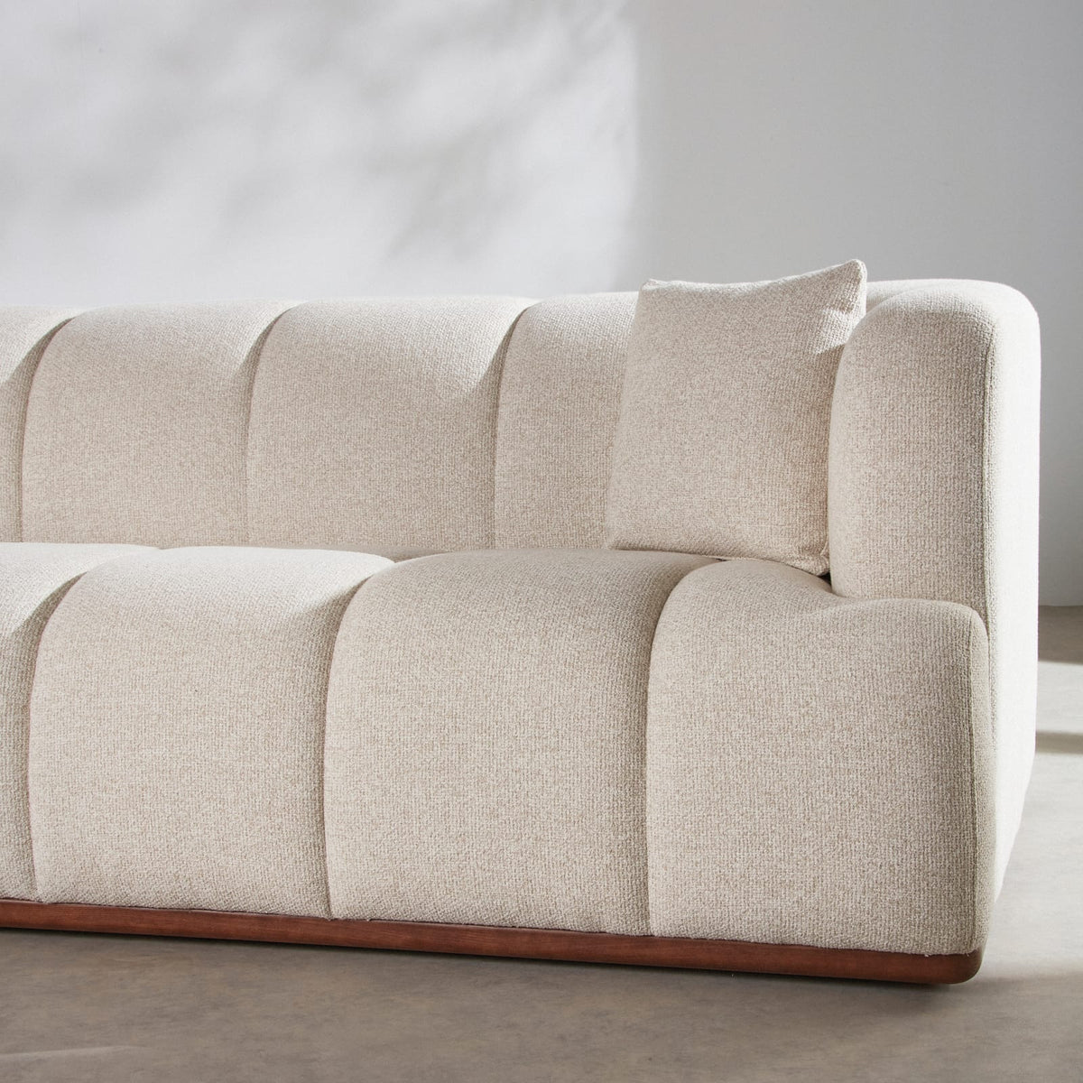 Canapé CLOUD 3 places en tissu tramé beige et bois de frêne coloris noyer - FILAO
